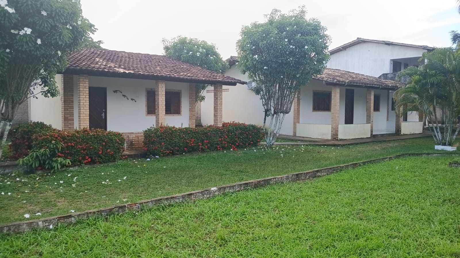 Chalés em meio ao jardim